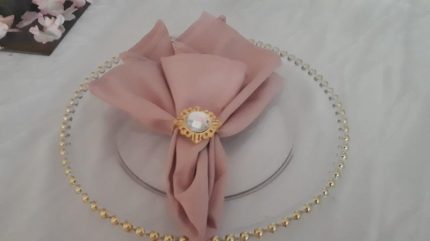 Charger plate paired with a mauve napkin, designed to enhance table presentation.